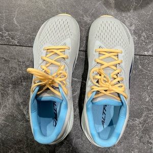 Women’s Altra Olympus size 10
